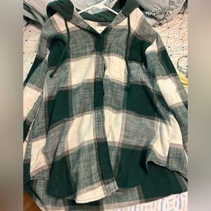 Really cute American eagle hoodie flannel in a size small in green and white.